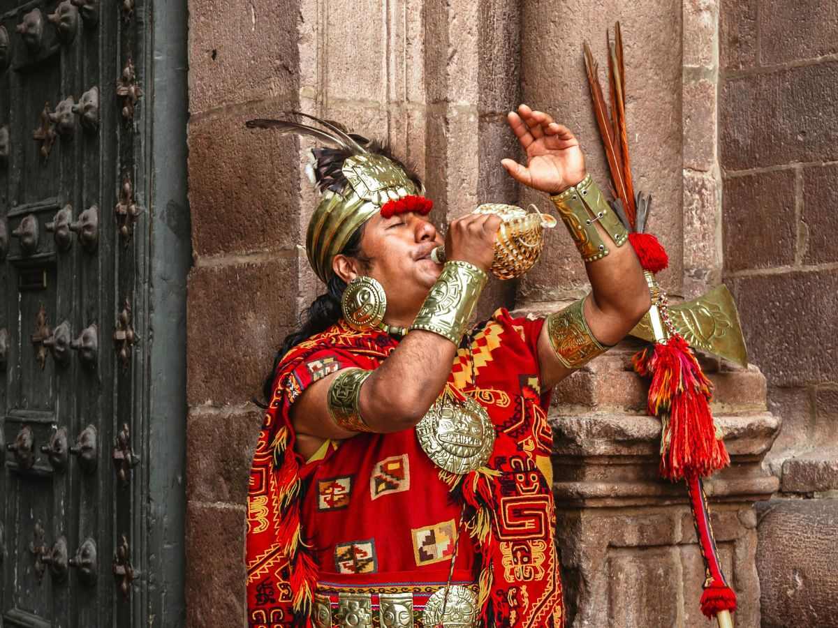 una representación del inca pachacuteq, en el famoso evento del inti raimy en Coricancha