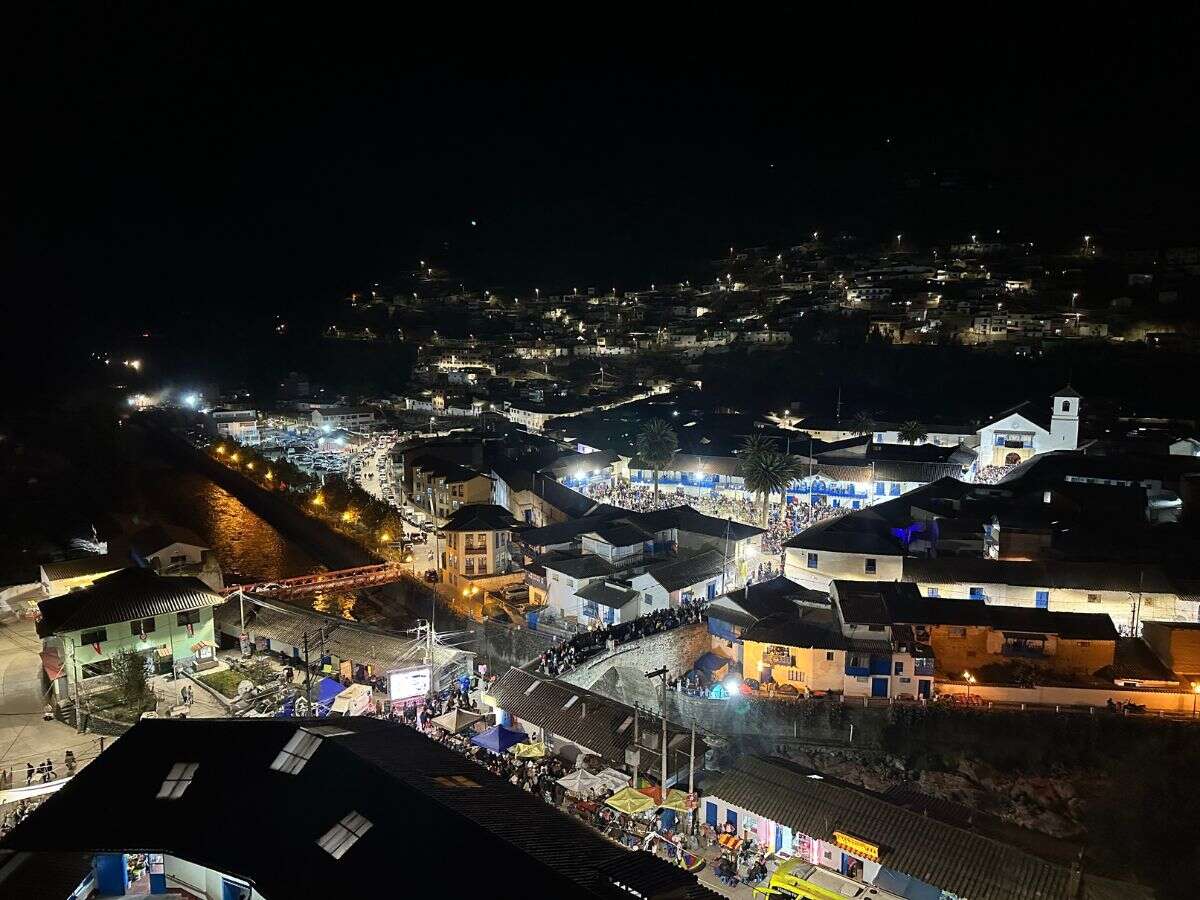 vista de la ciudad de Paucartambo en la festidad de la virgen del Carmen