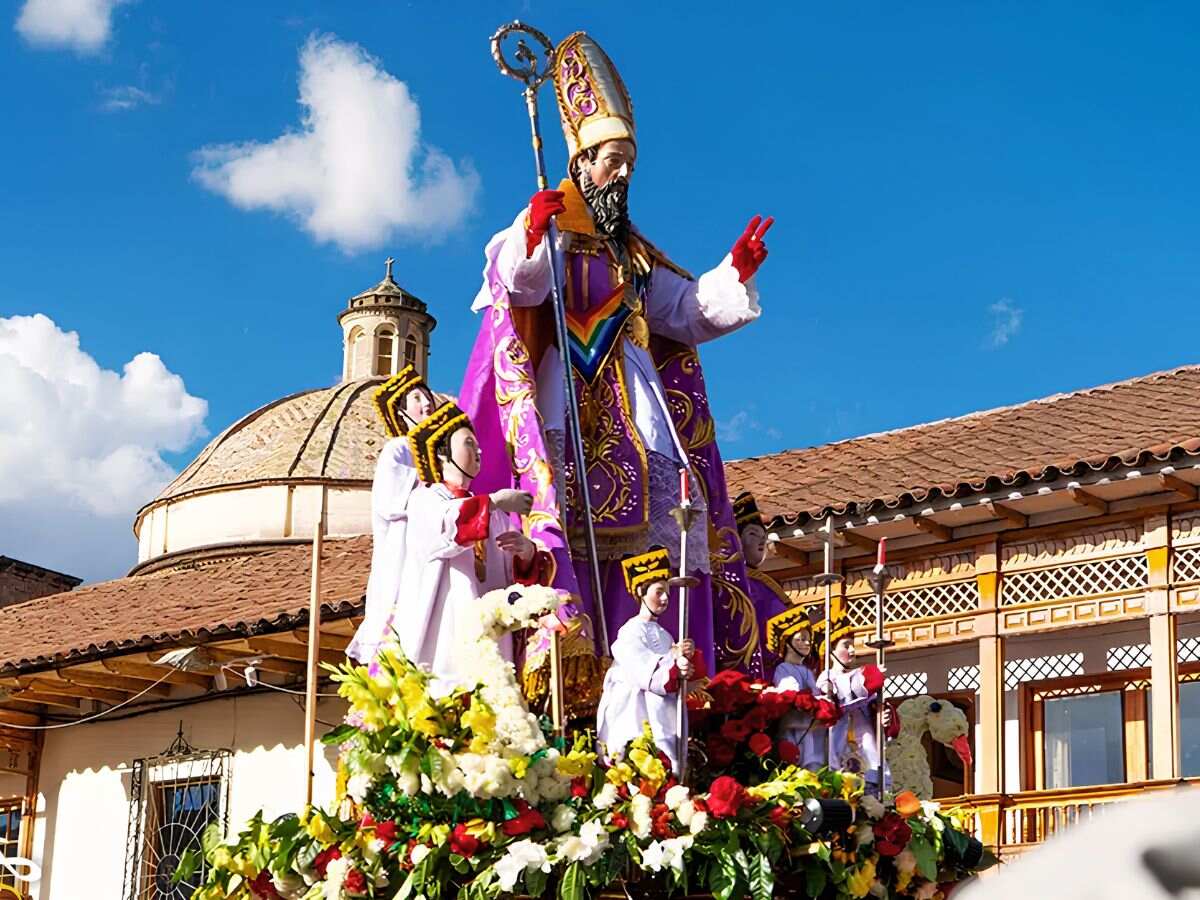 vista de san blas en la plaza de armas del cusco