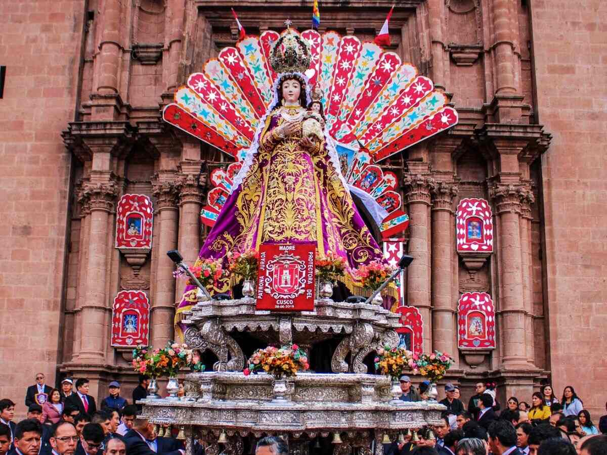 Virgen de Belén el la puerta de la catedral del cusco