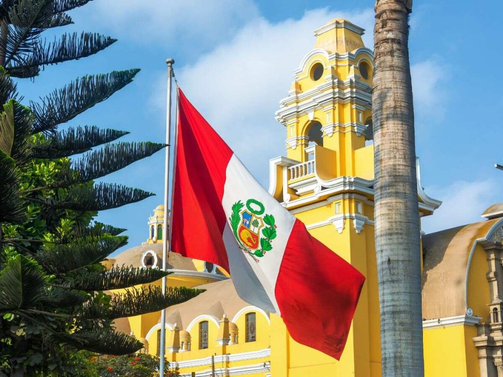 bandera del perú en la ciudad del lima