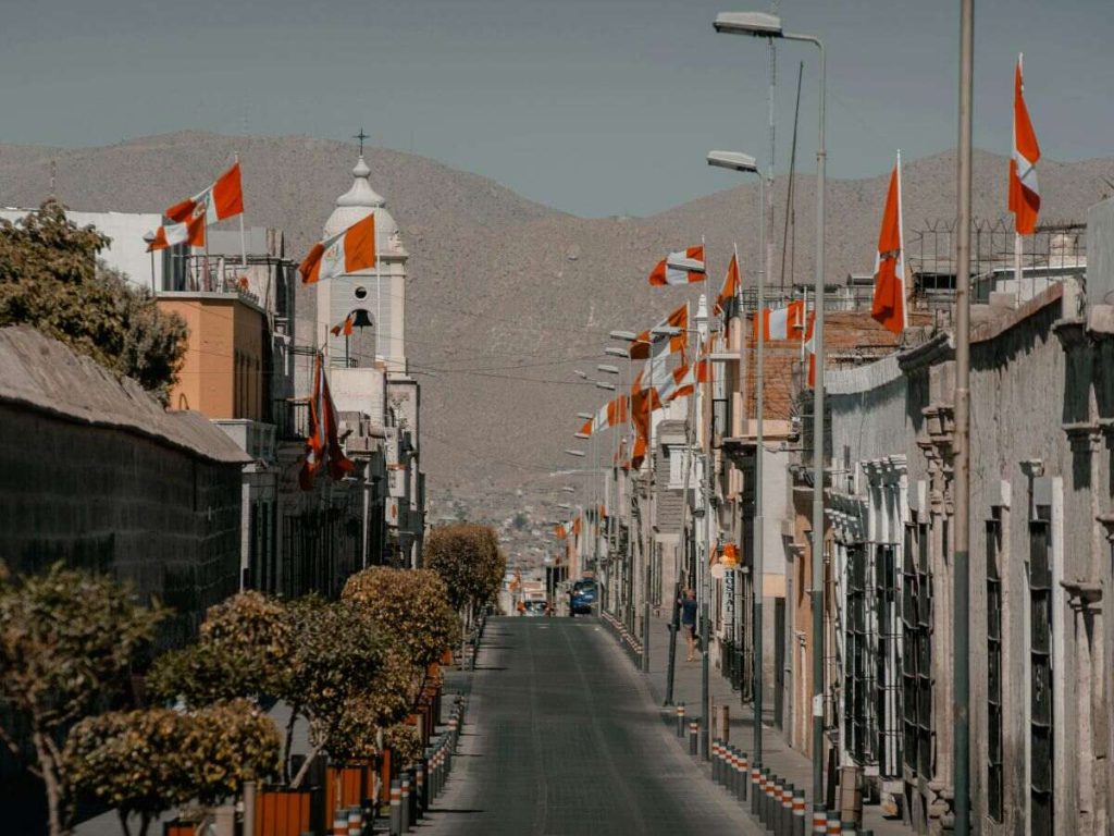 celebración del 28 de julio en las calles del perú