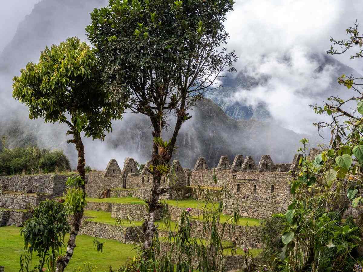 vista de machu picchu en los inicio de la temporada de lluvia