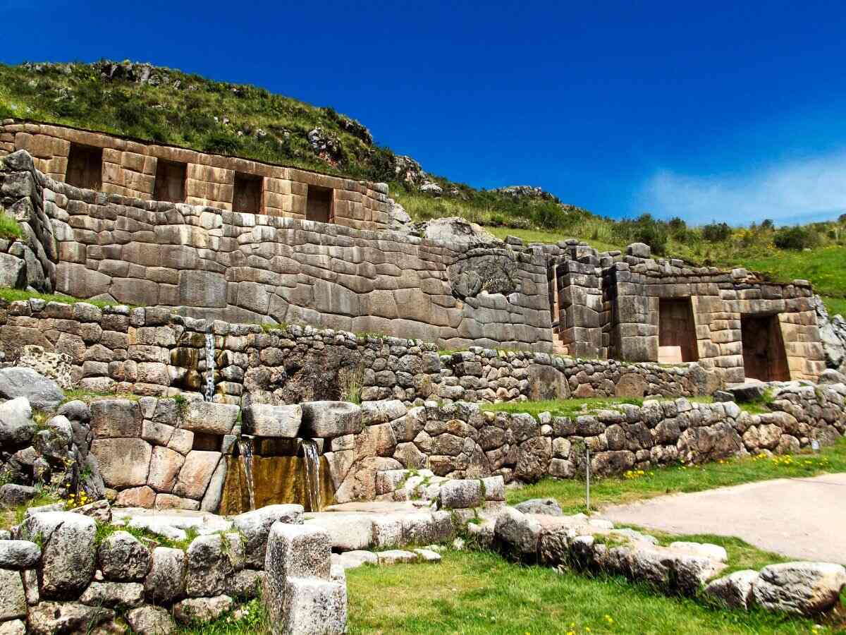 vista de tambomachay en la temporada seca en cusco
