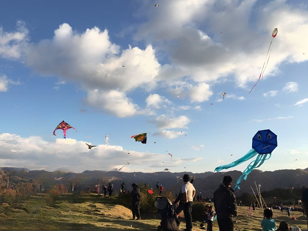 vuelos de cometas en cusco en el sector de sacsayhuamán