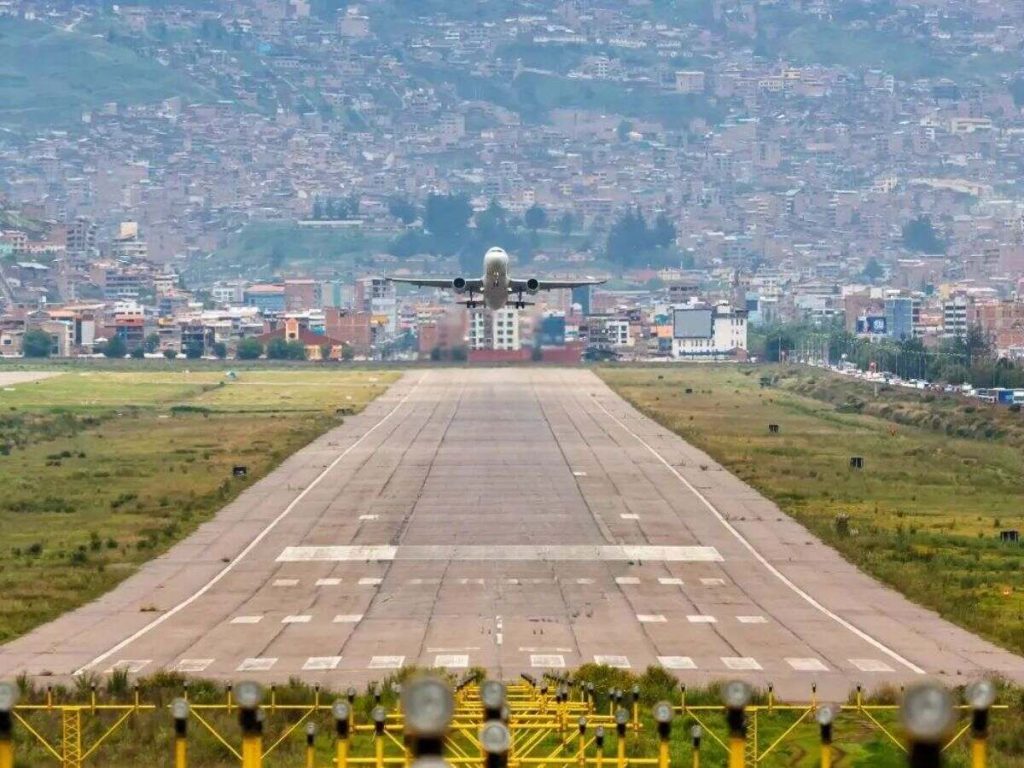 vista del avion en el aeropuerto internacional alejandro velasco