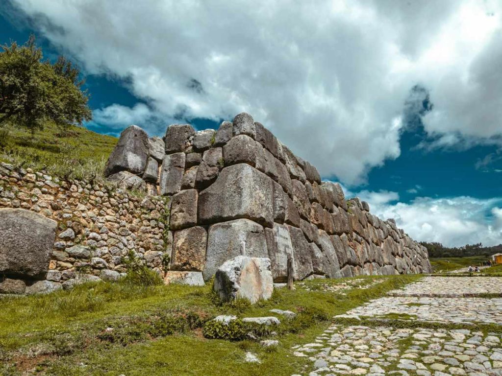vista de la fortaleza inca de sacsayhuamán