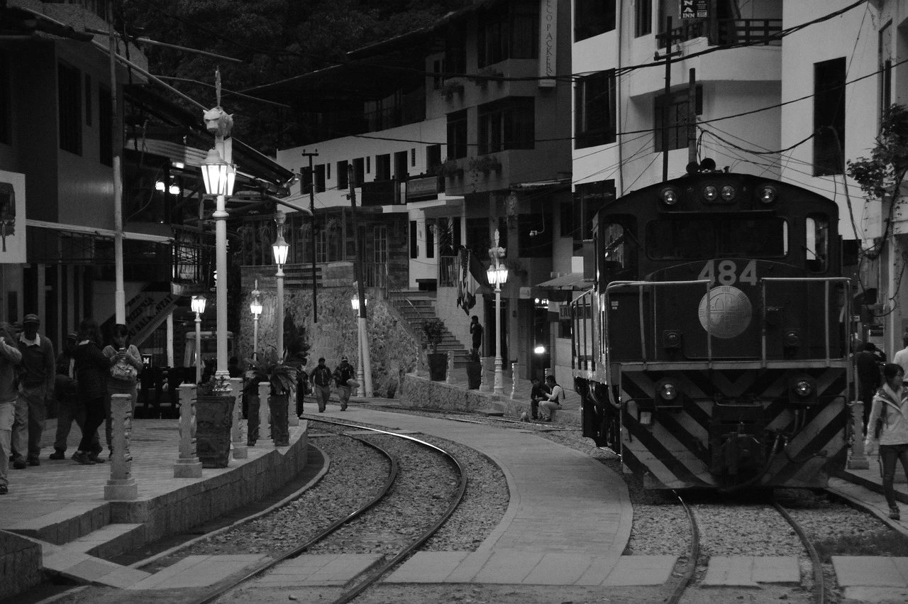 Tren Expedition rumbo a Machu Picchu al amanecer
