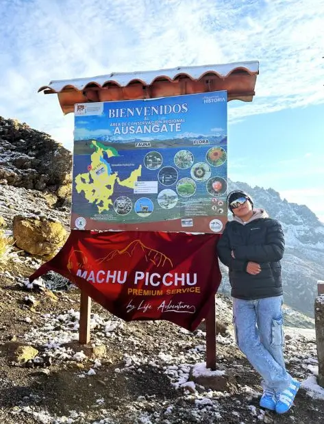 traveler in Ausangate, resting point toward Quelcaya