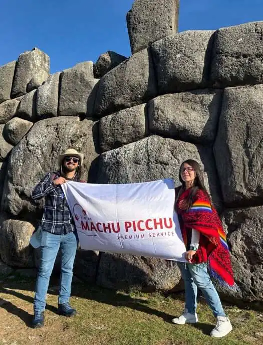 group of visitors from mexico in sacsayhuaman with viajes machu picchu