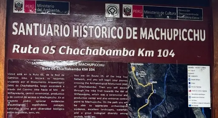 cartel informativo sobre el recorrido por el camino inca en wiñay wayna