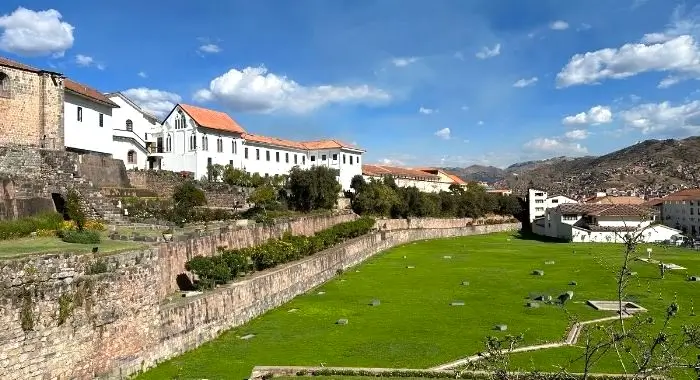 vista del templo del sol qoricancha en cusco