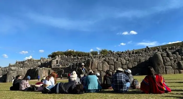 visitantes en la fortaleza inca de sacsayhuáman