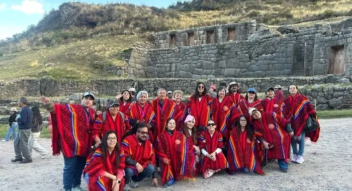 grupo de pasajeros en tambomachay en el citu tour cusco
