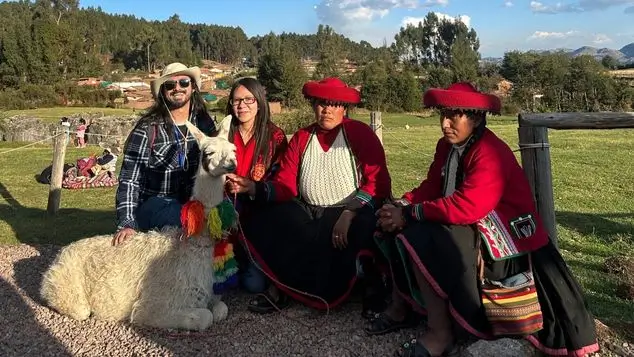 visitantes con la fauna local en la puerta de salida de sacsayhuaman