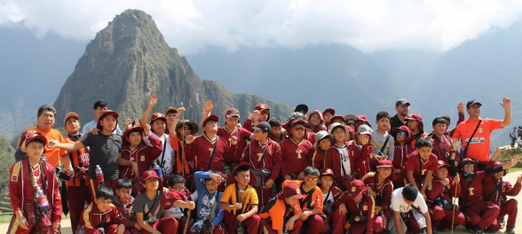 Grupo de estudiantes en Machu Picchu durante el tour 4D/3N