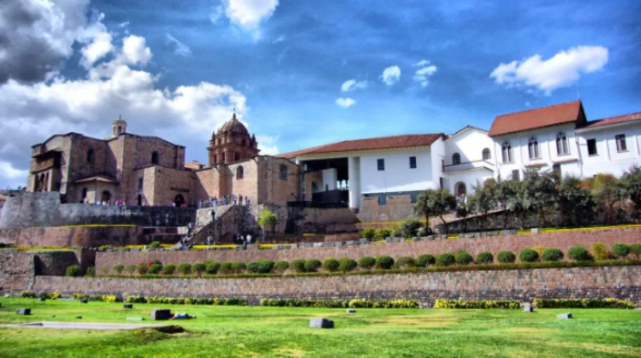 Qorikancha (Koricancha) – Templo del Sol en Cusco Qorikancha, Templo del Sol en Cusco con muros incas y el convento de Santo Domingo