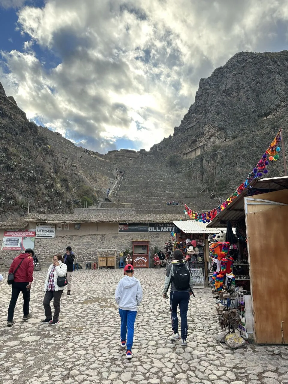 Ollantaytambo – Complejo arqueológico y pueblo inca viviente Vista del centro arqueológico de Ollantaytambo, Valle Sagrado de los Incas