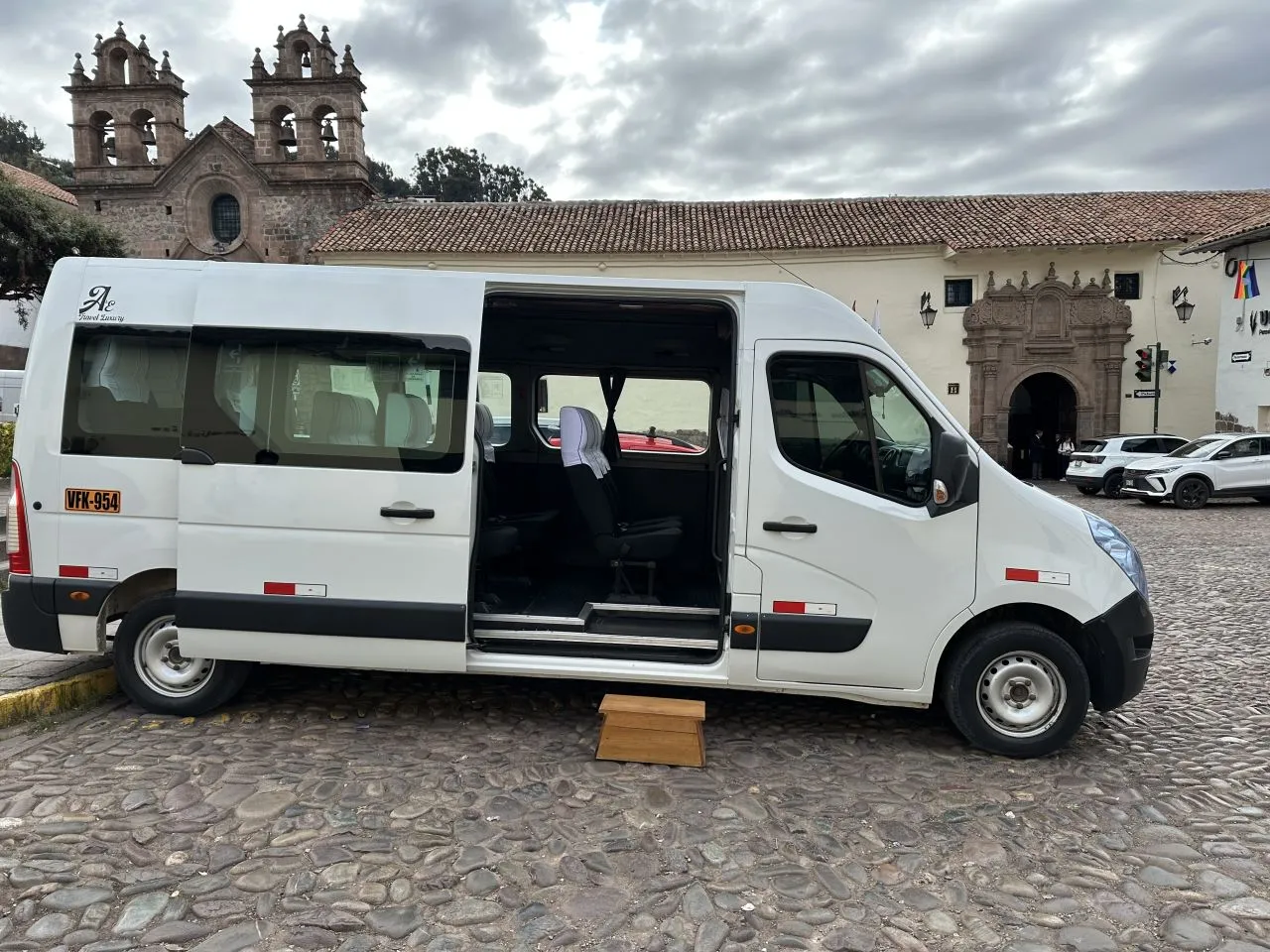 Transporte turístico en minibús – Ruta del Valle Sagrado Minibús turístico para el traslado por el Valle Sagrado desde Cusco