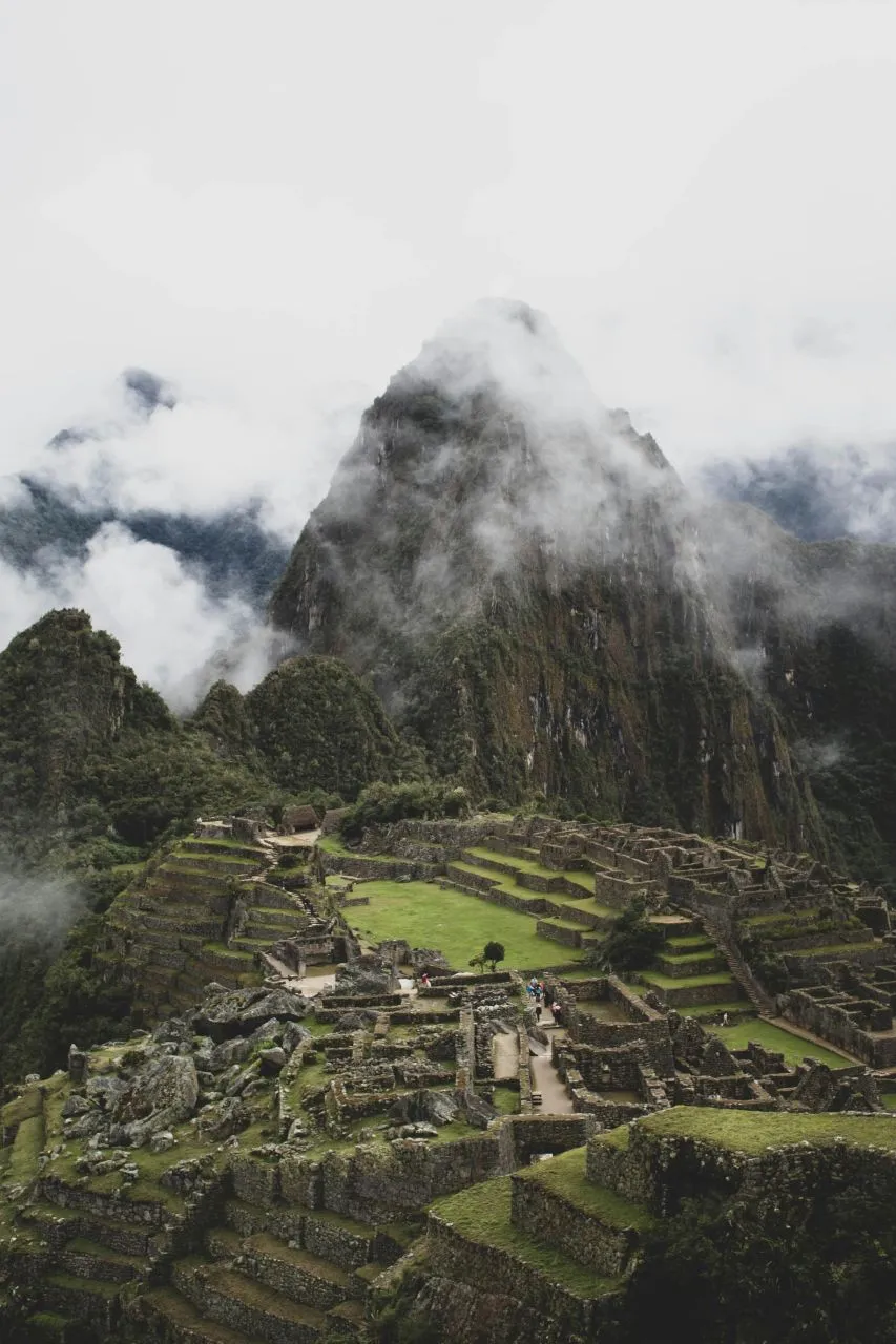 Machu Picchu – Vista clásica del Santuario Machu Picchu, vista clásica del Santuario inca durante el tour guiado para estudiantes