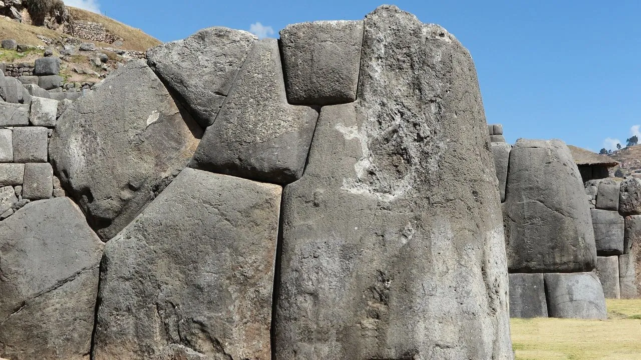 Sacsayhuamán — Fortaleza inca y mirador de Cusco Sacsayhuamán con muros ciclópeos — City Tour Cusco para estudiantes