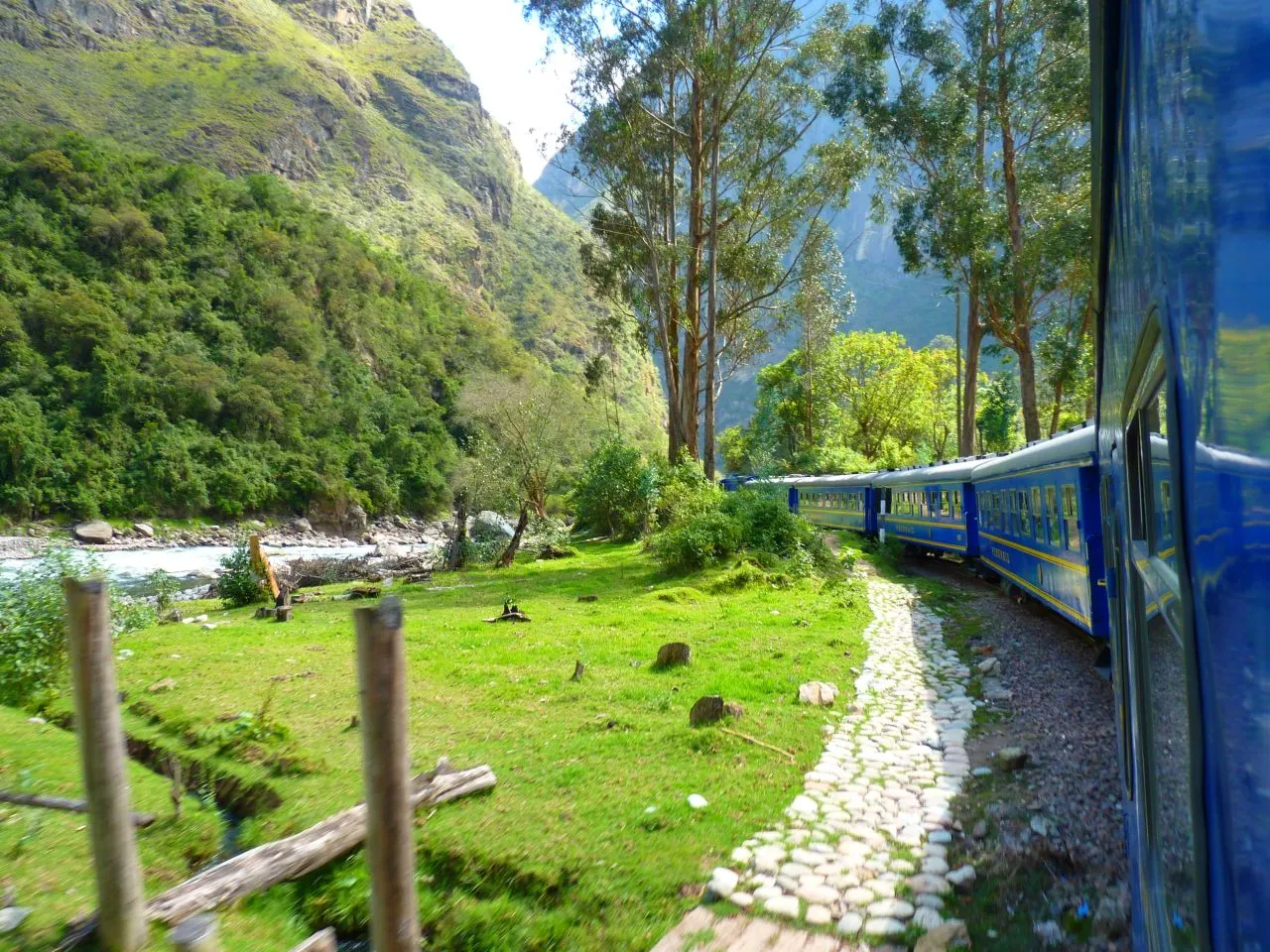 Tren Expedition — Ruta a Machu Picchu Tren Expedition rumbo a Machu Picchu Pueblo junto al río Urubamba