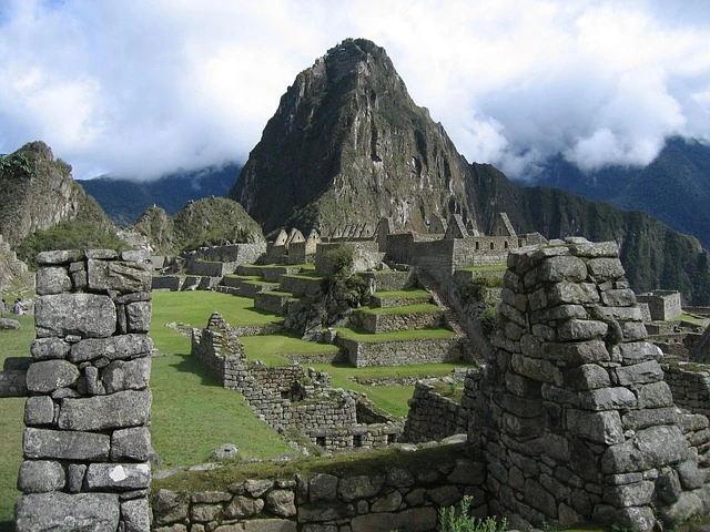 Vista clásica de Machu Picchu con Huayna Picchu al fondo