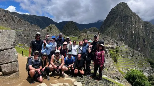 grupo de visitantes en las terrazas de machu picchu