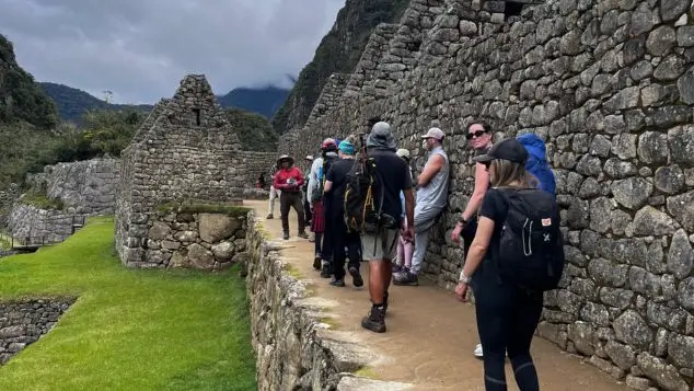 caminos por las terrazas superiores en machu picchu
