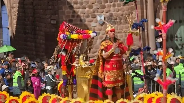 vista de la representacion del inca pachacutec de la plaza de armas del cusco