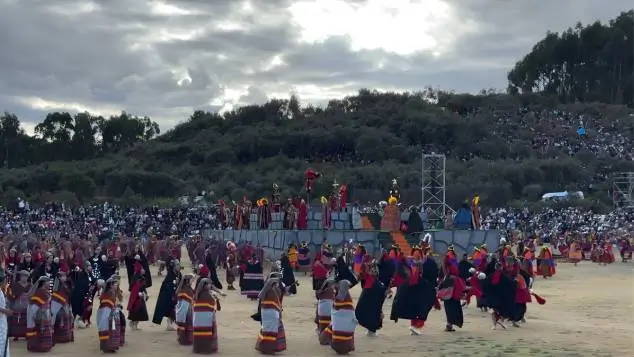 artistas en el inti raymi en sacsayhuaman