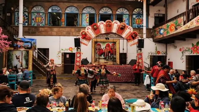 comensales en el restaurante tradicional la yunza