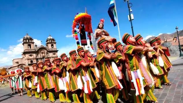 artistas en representacion del inti raymi en la plaza de armas del cusco