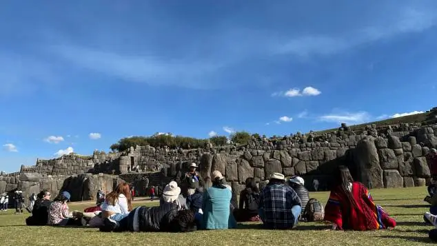 visitantes en la explanada de sacsayhuaman