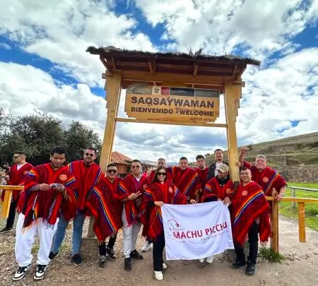 group of travelers in Sacsayhuaman