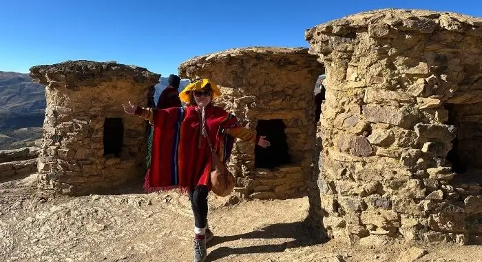 visitantes en las chullpas de ninamarca en el tour de la festividad de la virgen del carmen