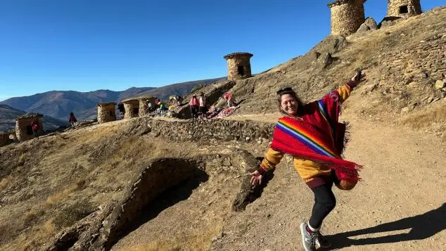 pasajeros de viajes machu picchu en las chullpas de ninamarca