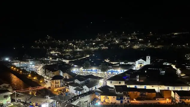 vista nocturna de la Pueblo de paucartambo