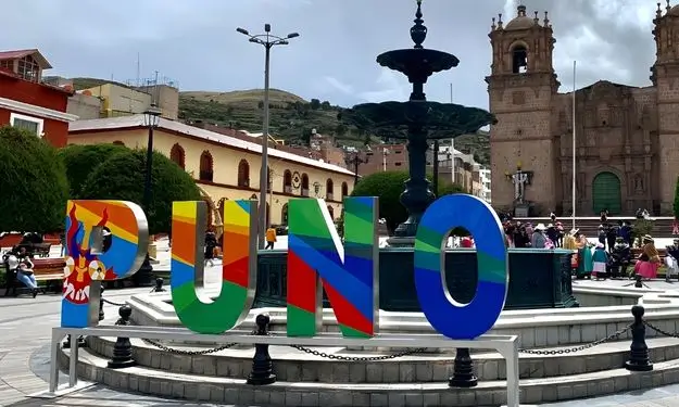vista de la plaza principal de puno, la capital folclorica del perú