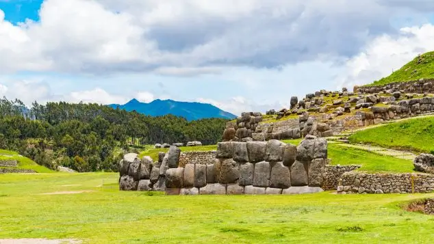 vista de la fortaleza inca de sacsayhuamán