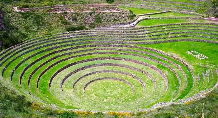 andenes inca en las terrazas circulares en moray en el valle sagrado