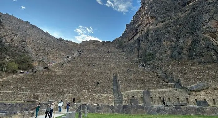 vista del pueblo de ollantaytambo desde las edificaciones incas de ollantaytambo