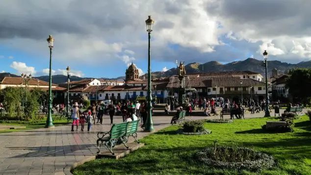 vista de la plaza principal del cusco, en el tour detrás de escenas