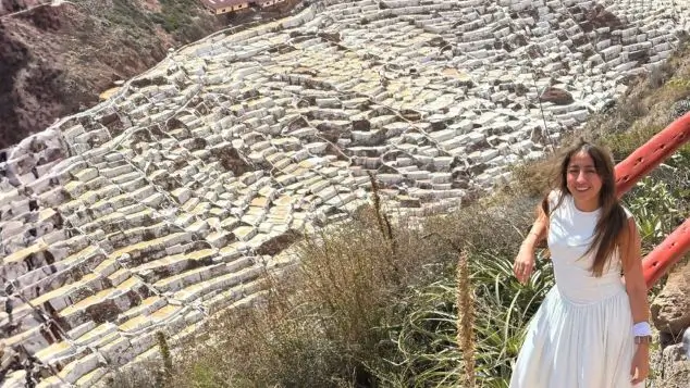 visitante en las salineras de maras en el tour valle sagrado