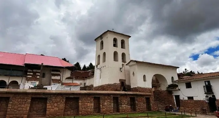 vista del templo colonial en centro arqueológico de chinchero