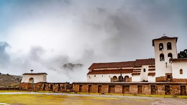 vista del templo colonial de chinchero en el tour por el valle sagrado