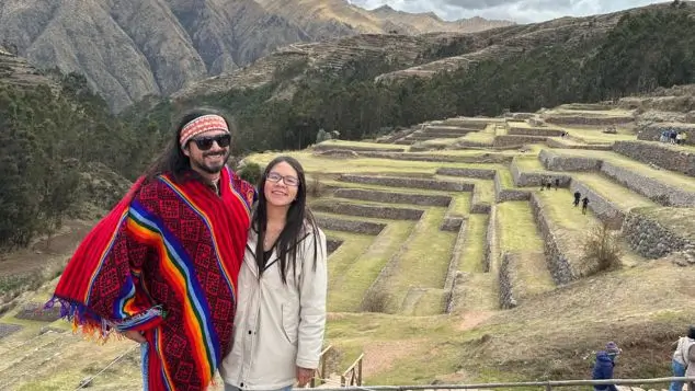 pasajeros de viajes machu picchu en las terrazas incas de chinchero