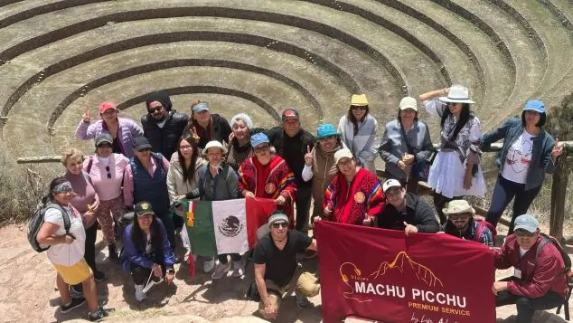 grupo de pasajeros en los andenes de moray