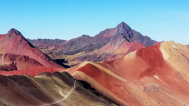 vista del valle rojo en el camino de la montaña de colores
