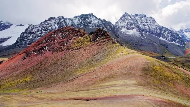 camino para llegar a la montaña de colores y vista al nevado ausangate